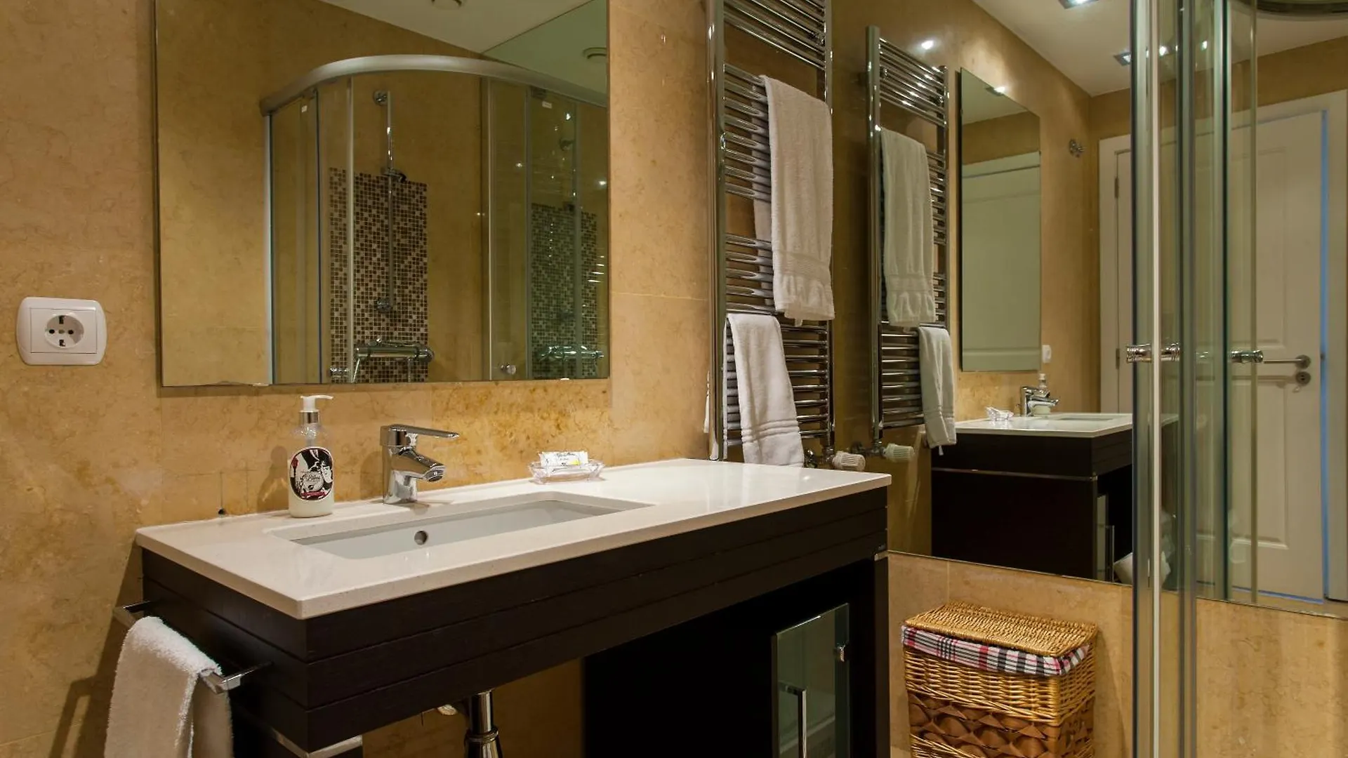 Joivy Stunning Design Apartments In Chiado Lizbona Portugalia